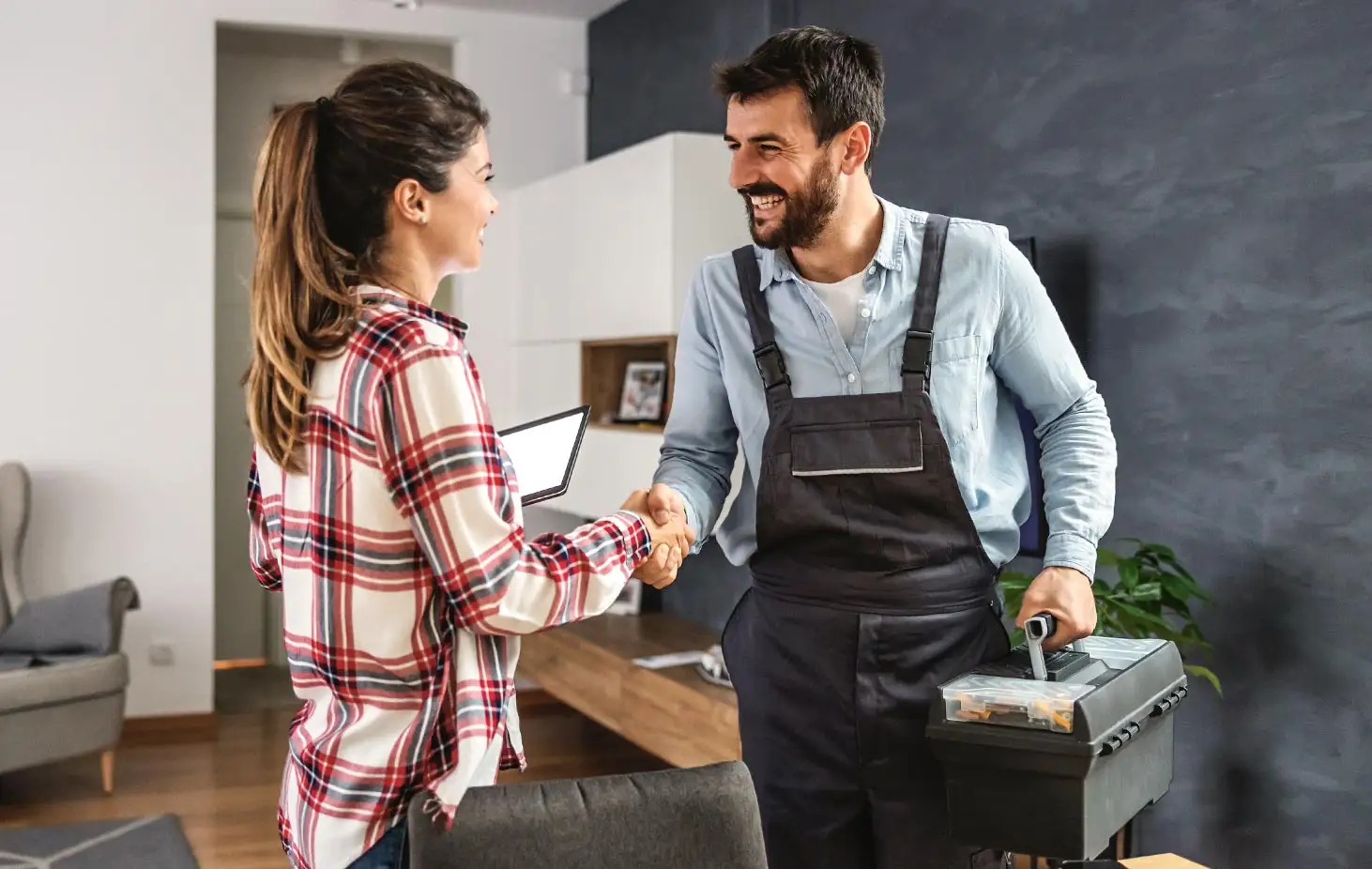 Member Resources image of a contractor meeting his client